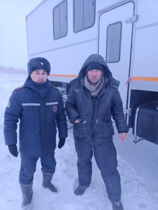 За прошедшие выходные в области Ұлытау из снежного заноса спасено и эвакуировано 12 человек
