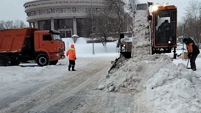 В Караганде на очистке дорог от снега занято 160 рабочих и более 180 единиц спецтехники
