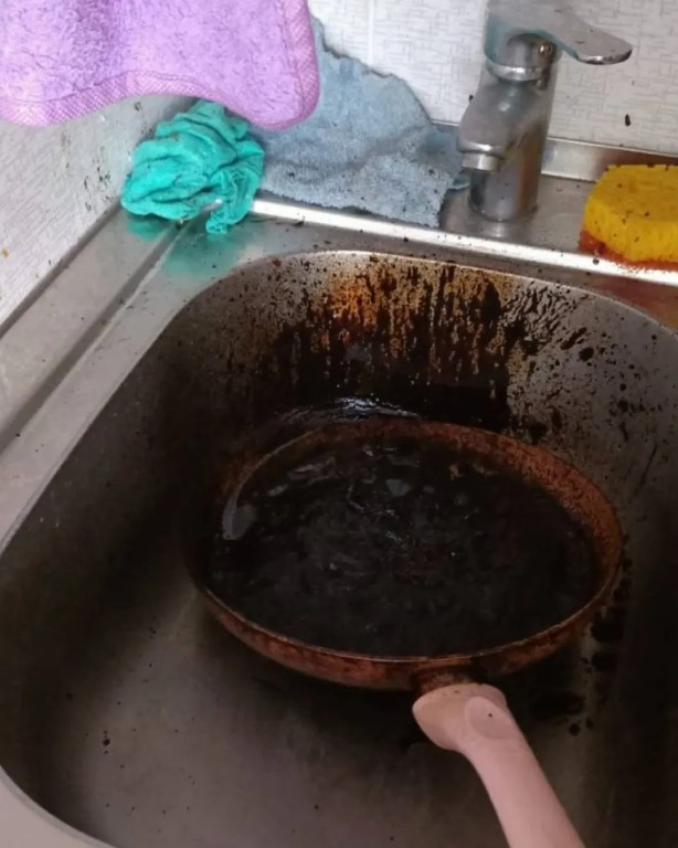 Секс әкесі жас қызын трахает Екі гей мен бір қыздың қатысуымен порно видео.