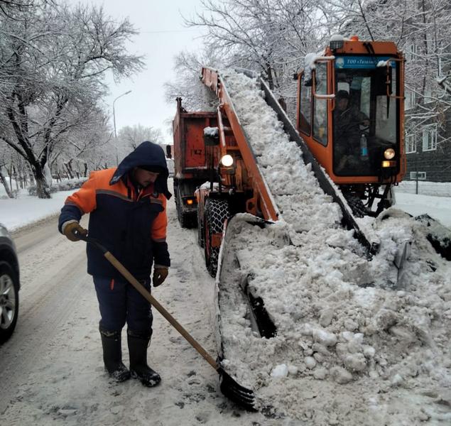 За последние сутки с улиц Караганды вывезено более 13 тысяч кубометров снега
