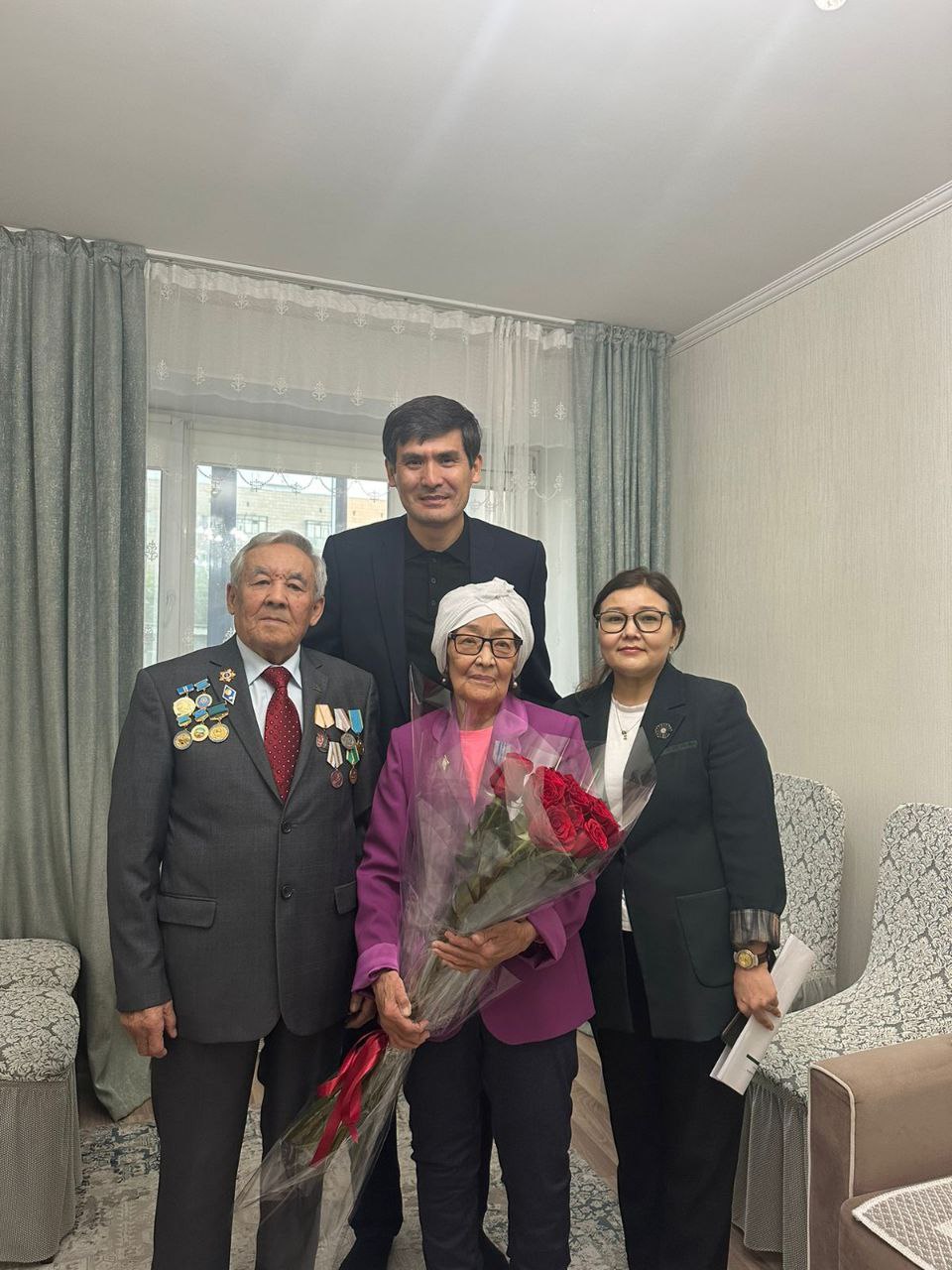 Представители МТСЗН поздравили ветеранов с Днем пожилых людей