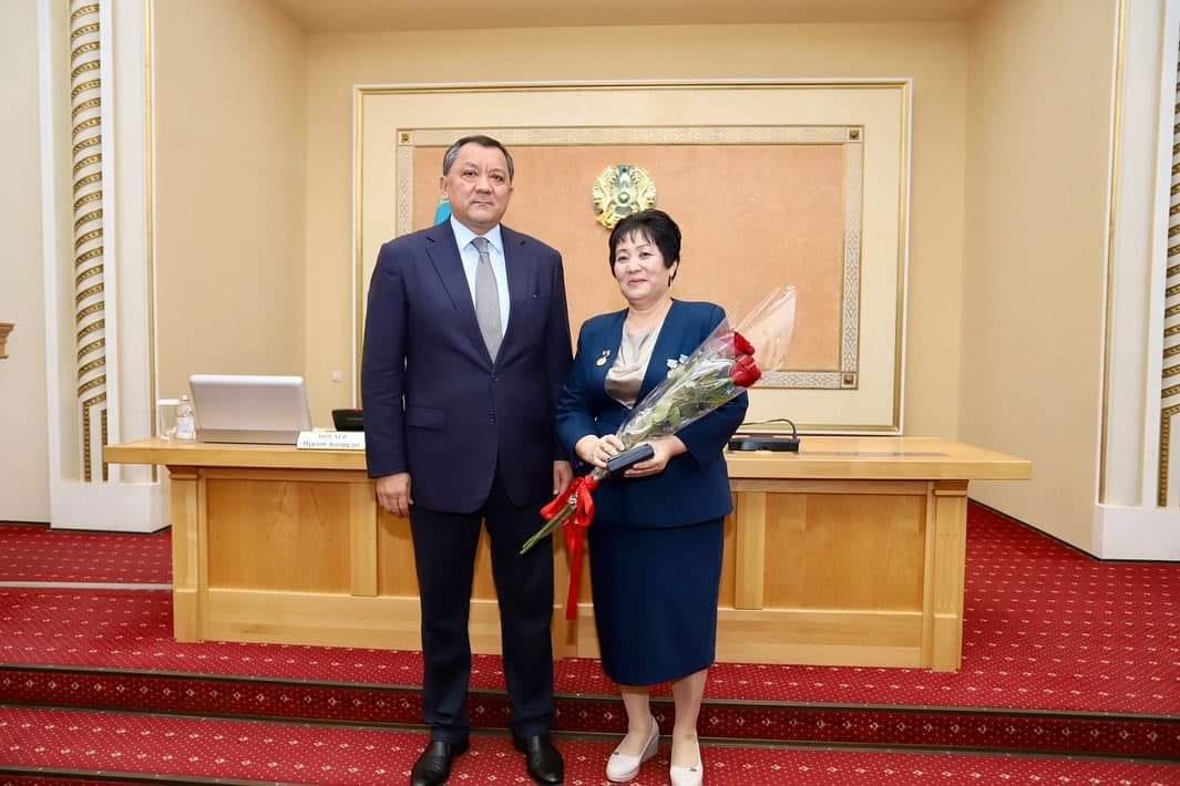 Учитель из Мангистау получила награду от президента