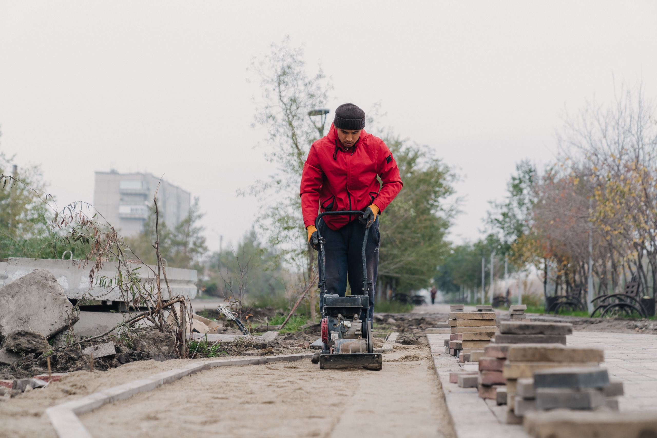 В Семее восстанавливают дорожное покрытие после ремонта теплосетей