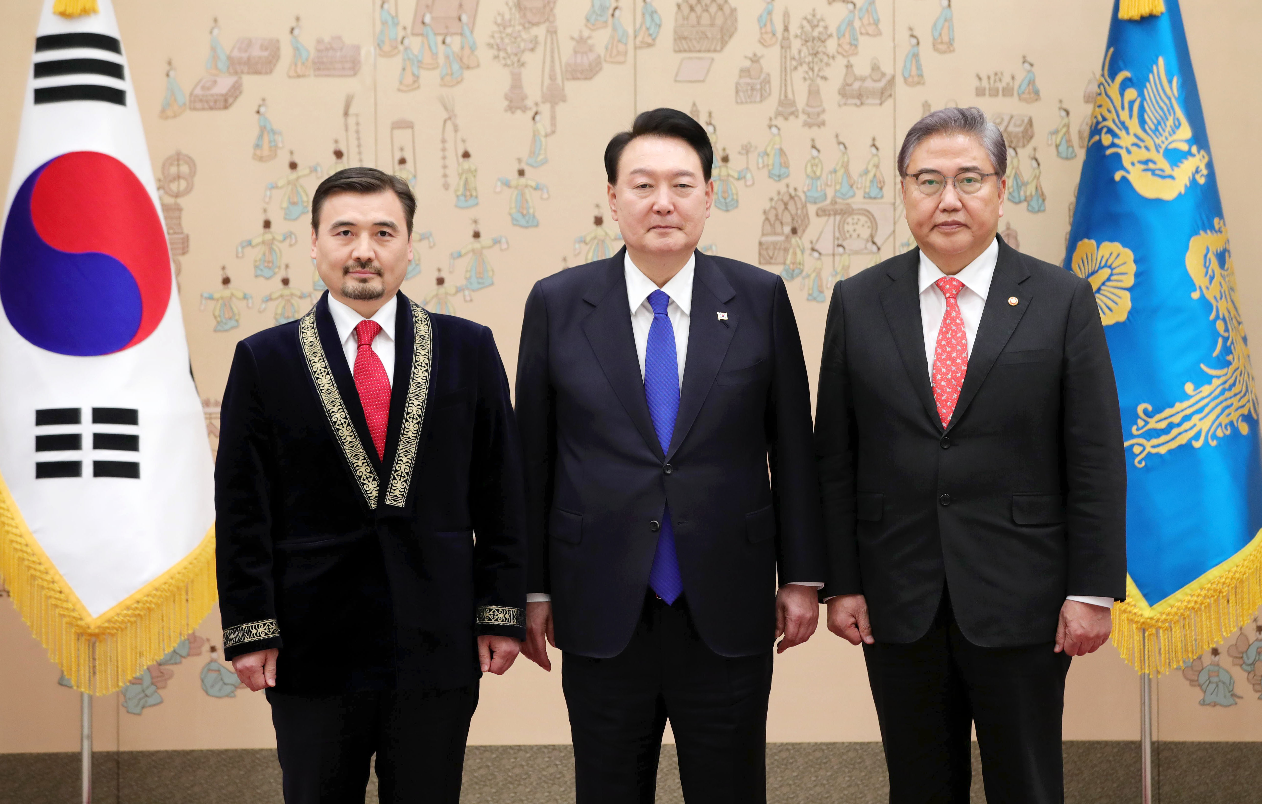 The Ambassador of Kazakhstan presented his credentials  to the President of the Republic of Korea