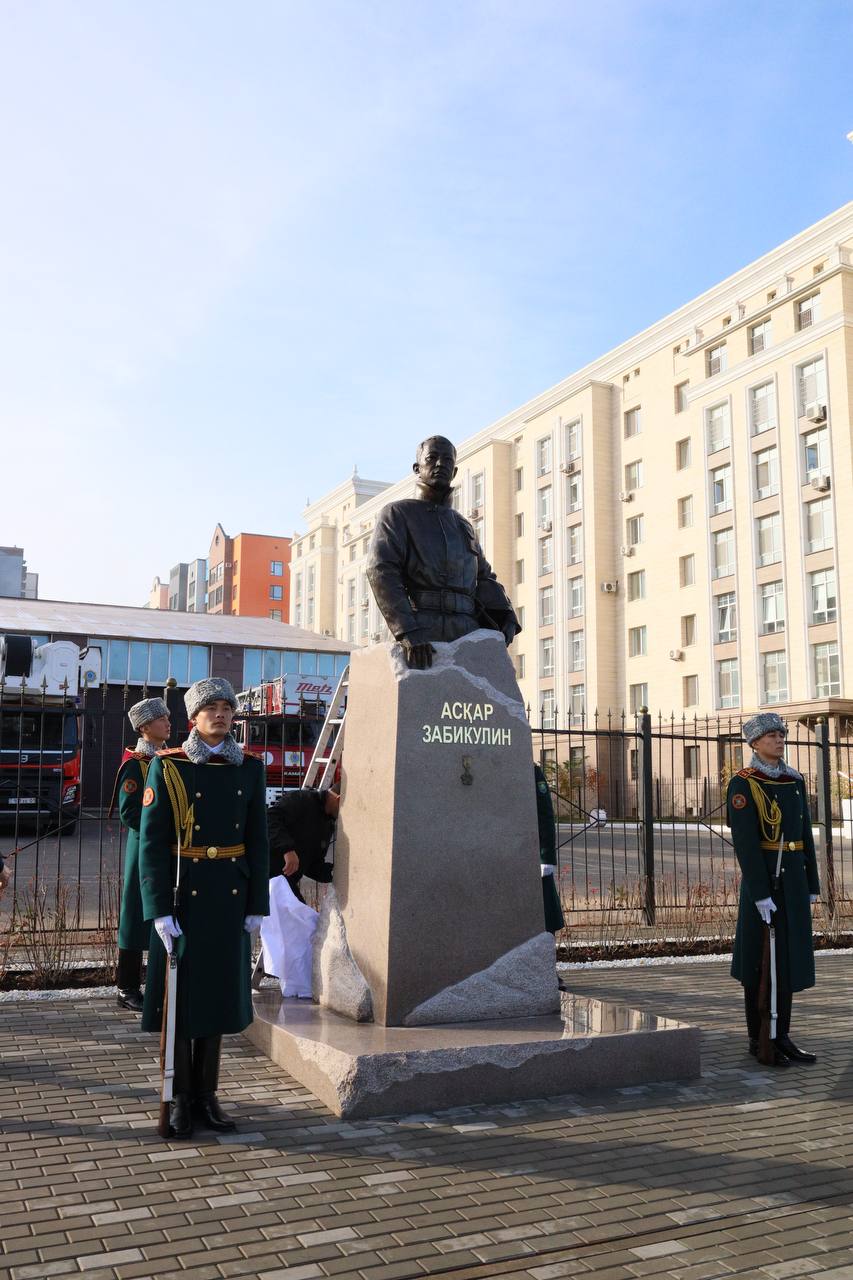 В столице установлен памятник столичному пожарному  Аскару Забикулину