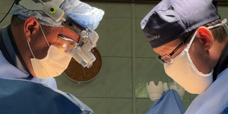 Алматылық нейрохирургтер науқастың омыртқасына ауыруды басатын электрод орнатты