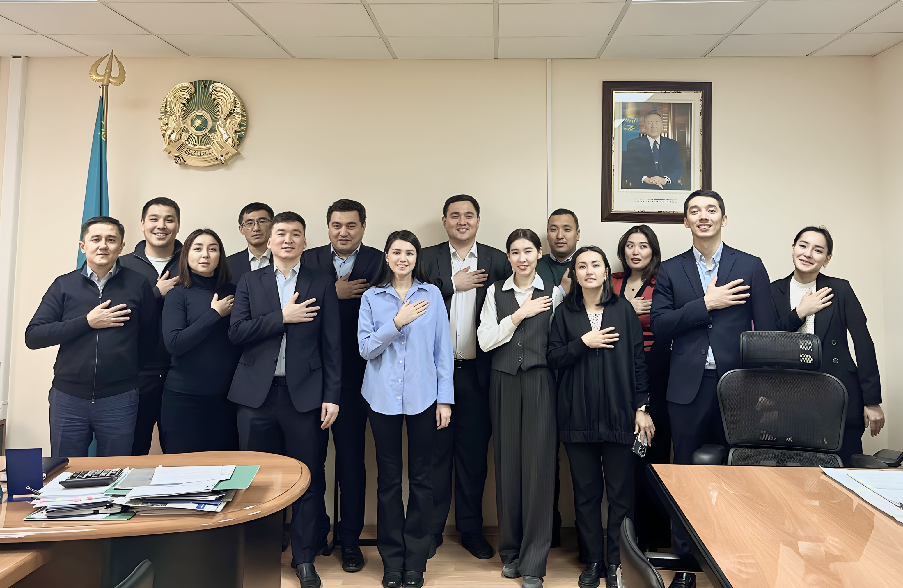 «Республика күні» мерекесі қарсаңында «Астана қаласының Көлік және жол-көлік инфрақұрылымын дамыту басқармасы» ММ қызметкерлері Мемлекеттік Гимнінің жаппай орындалуын ұйымдастырды.