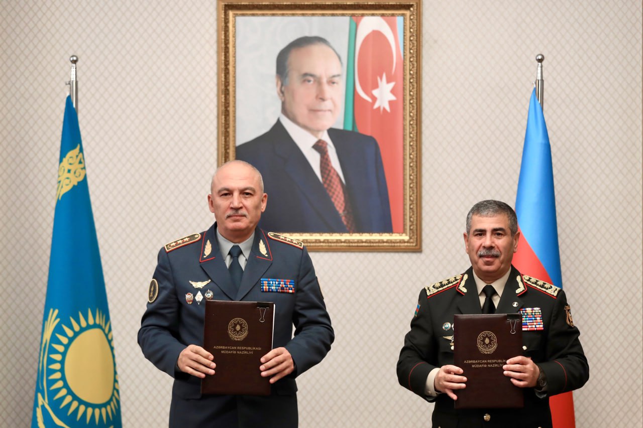 Министр обороны Казахстана находится с визитом  в Азербайджане