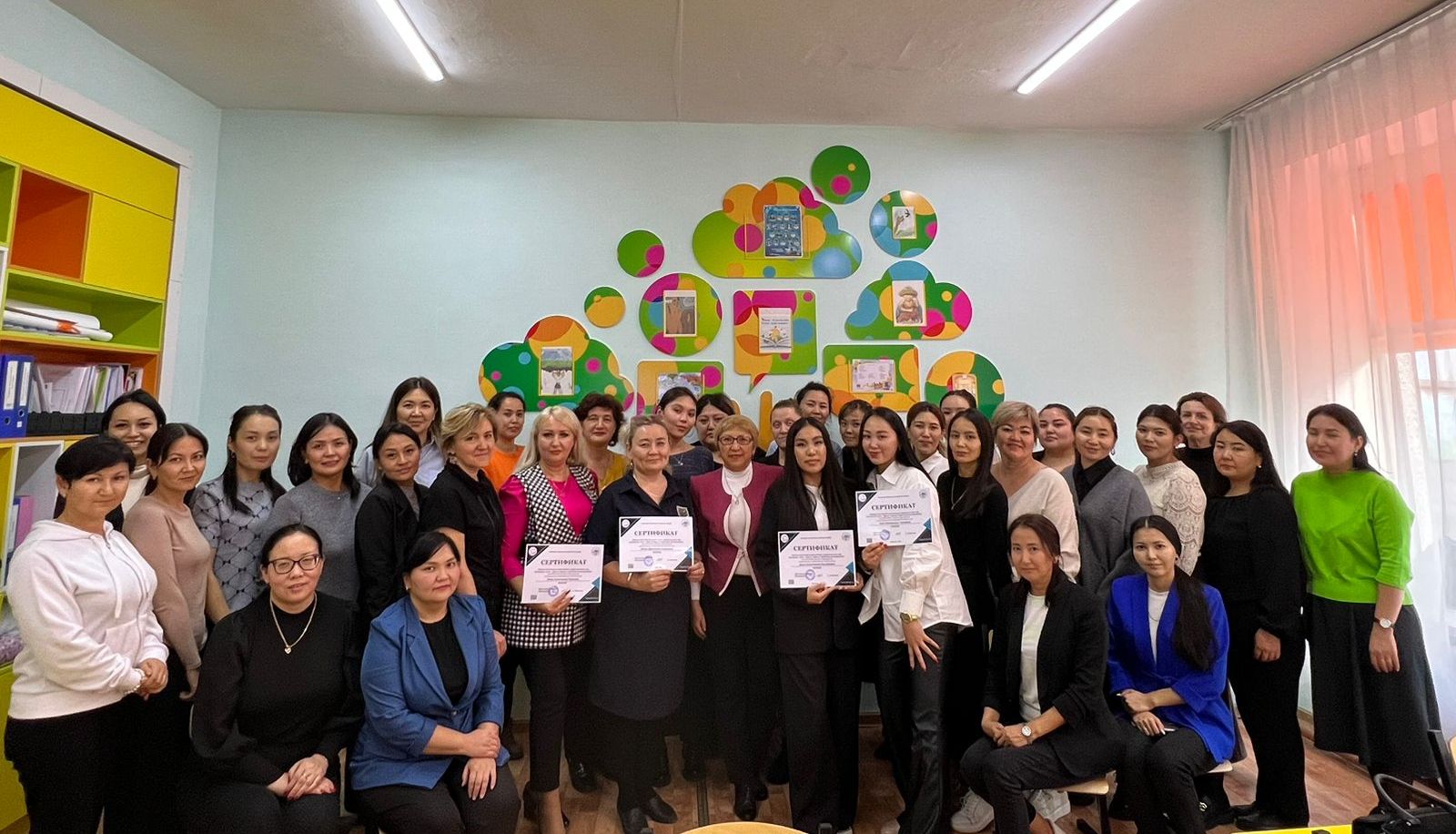 Twister ойыны сексуалды Мила Липнердің сексуалды аяқтары