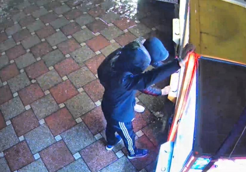 ТАЛДЫҚОРҒАНДА ЖАС ЖІГІТТЕР ОЙЫНШЫҚТАР АВТОМАТЫН БҰЗЫП, ІШІНДЕГІ МҮЛІКТІ ҰРЛАП КЕТТІ