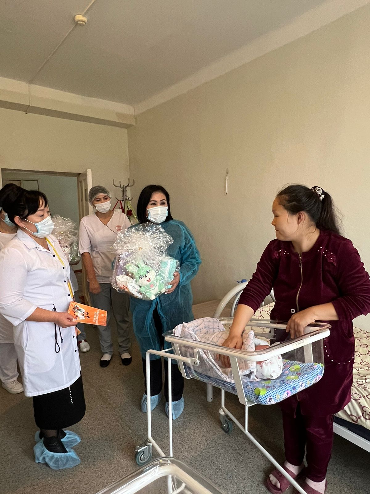 Сегодня руководитель управления здравоохранения Ж. Оспанова посетила Сарысускую центральную районную больницу, поздравила молодых мам и вручила им подарки с детскими вещами первой необходимости