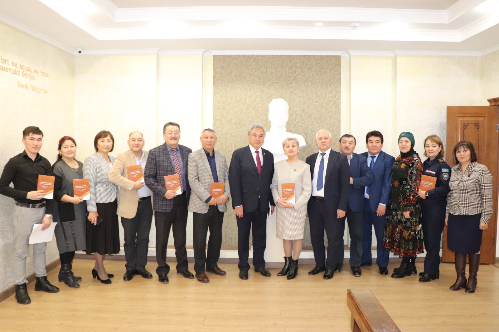 Кеңес Одағының батыры, академик, педагог, жазушы, қоғам қайраткері Мәлік Ғабдуллиннің «Ата-аналарға тәрбие туралы кеңес» кітабы негізінде шыққан «ҰРПАҚ ТӘРБИЕСІНЕН ҰЛТТЫҚ БОЛМЫСҚА» атты кітаптың тұсаукесері өтті