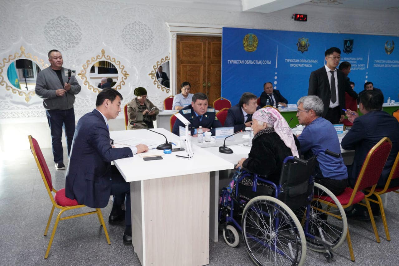 ДАРХАН САТЫБАЛДЫ ПРИНЯЛ ЖИТЕЛЕЙ ОТЫРАРА ПО ОБРАЩЕНИЯМ