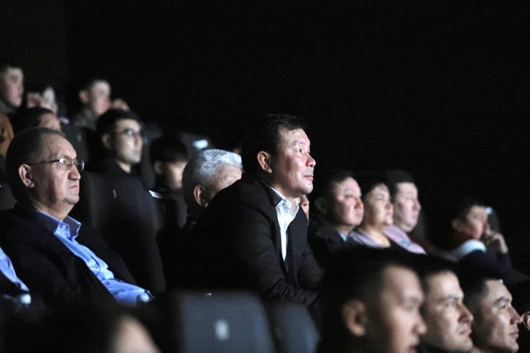 Будущие пилоты и военнослужащие Актобе вместе с акимом области просмотрели фильм «Беркут»