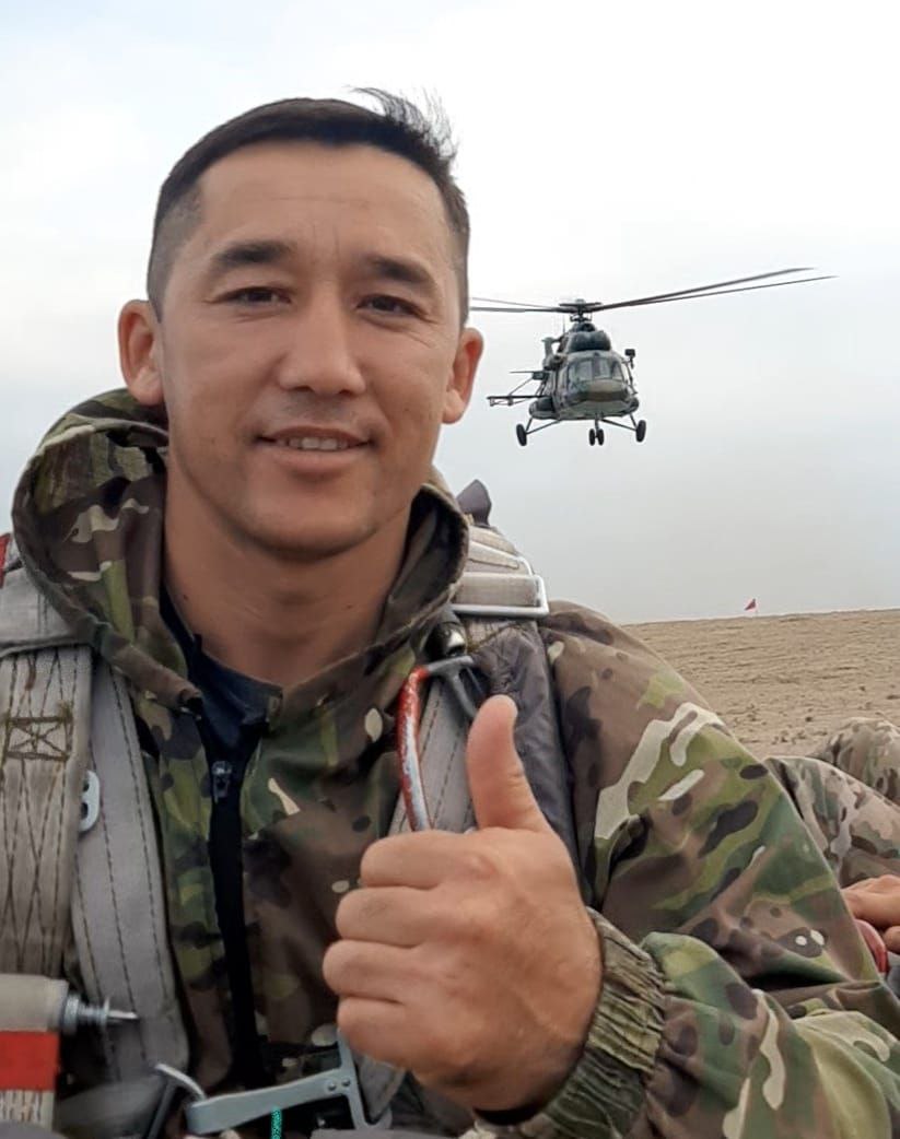 Военнослужащий Вооруженных сил вынес из огня пожилую женщину и семью с детьми