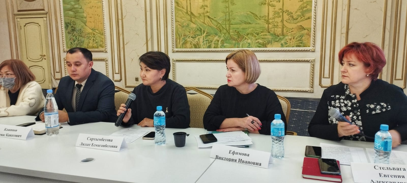 Мүгедектігі бар адамдармен және үкіметтік емес ұйымдармен дөңгелек үстел.