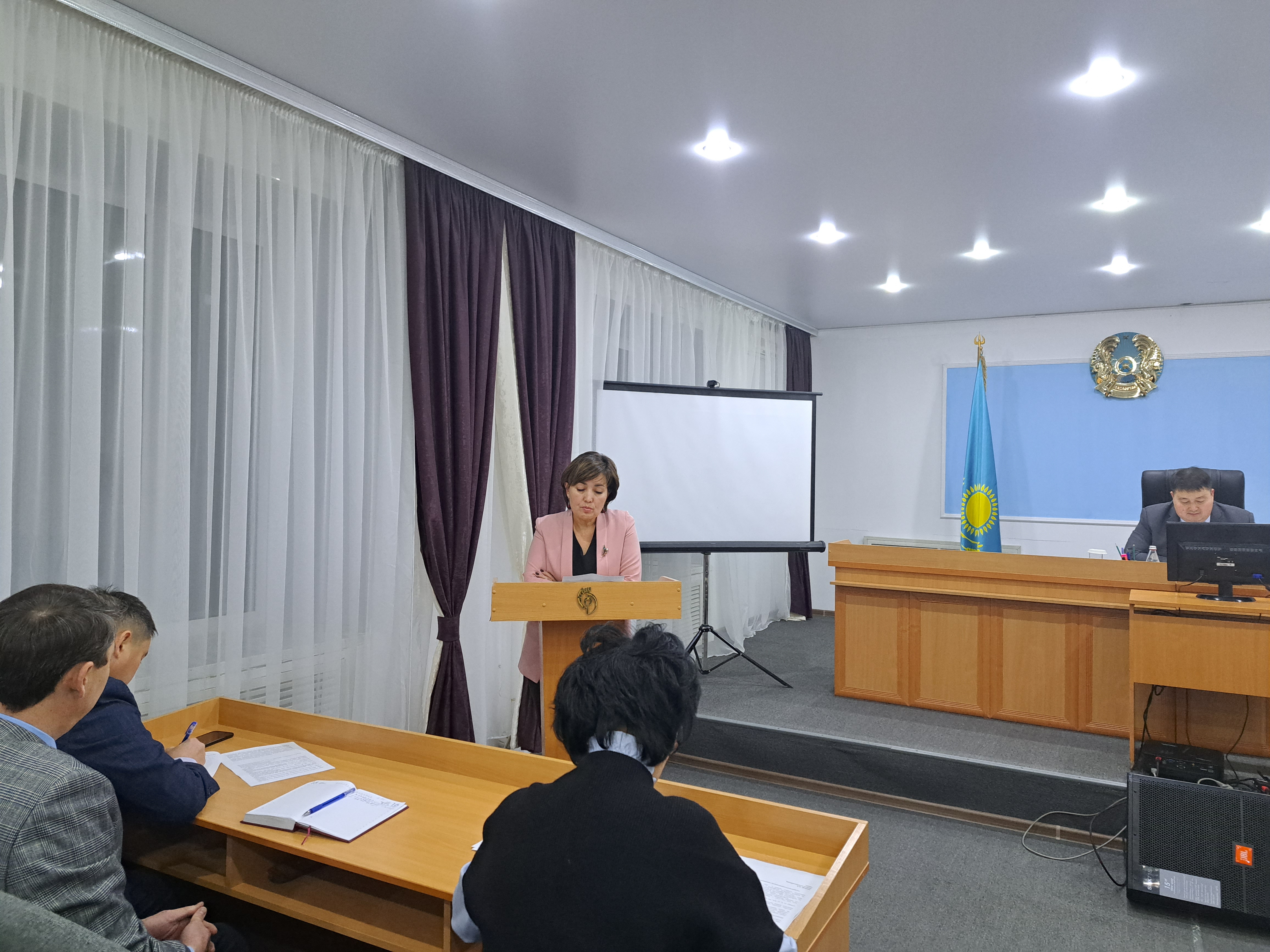 Аким района Ерлан Жаров провел аппаратное совещание