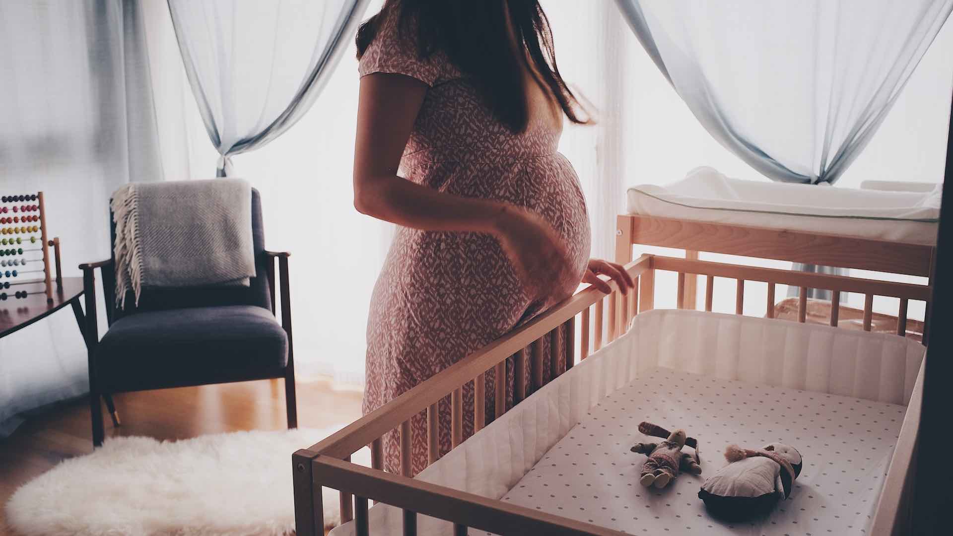 Неонатолог дәрігер жүктілікке дайындық  пен жаңа туған сәбиге күтім жасау кеңесімен бөлісті
