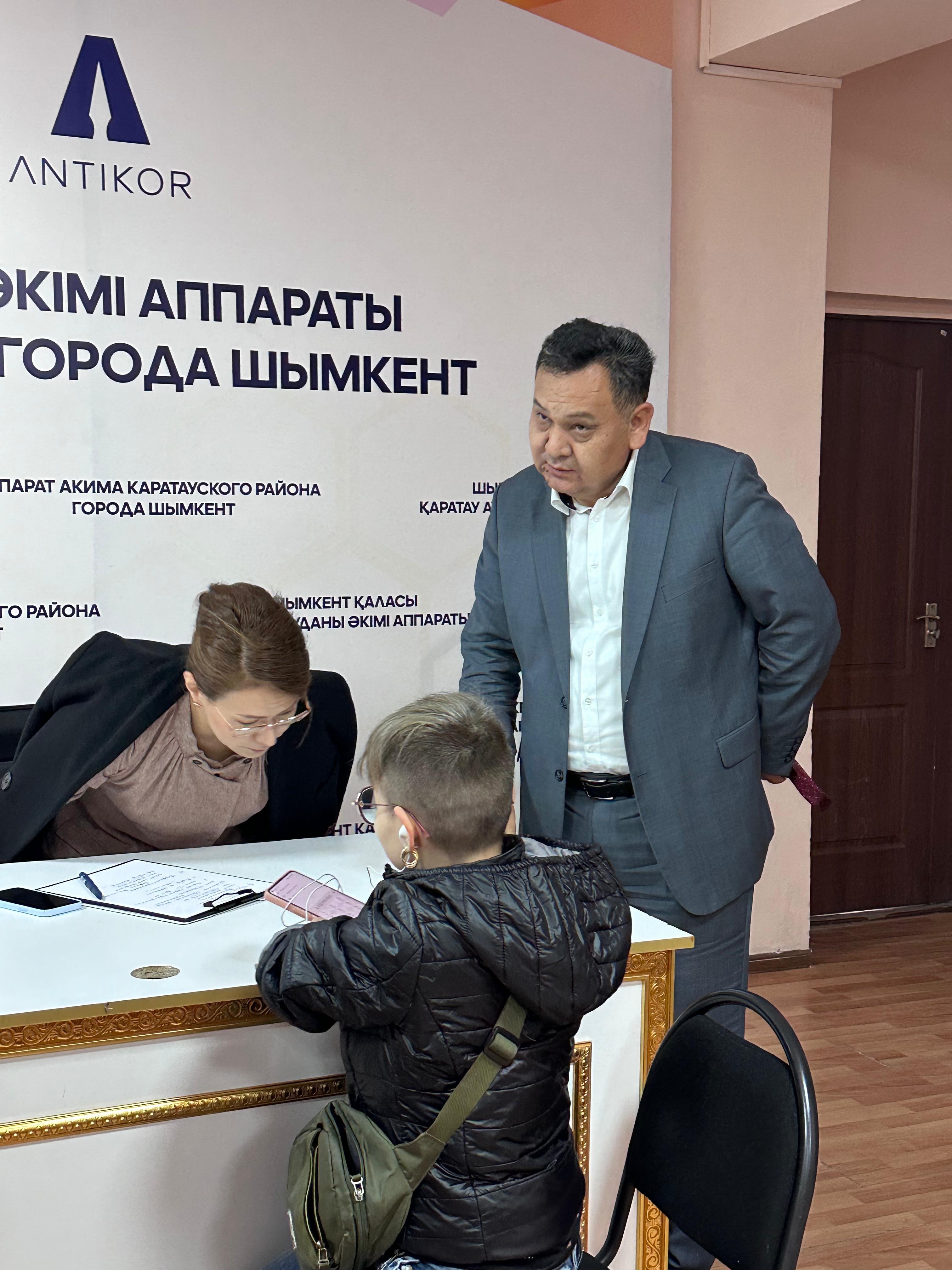 В целях оказания правовой помощи в аппарате акима Каратауского района проведена общественная приемная.