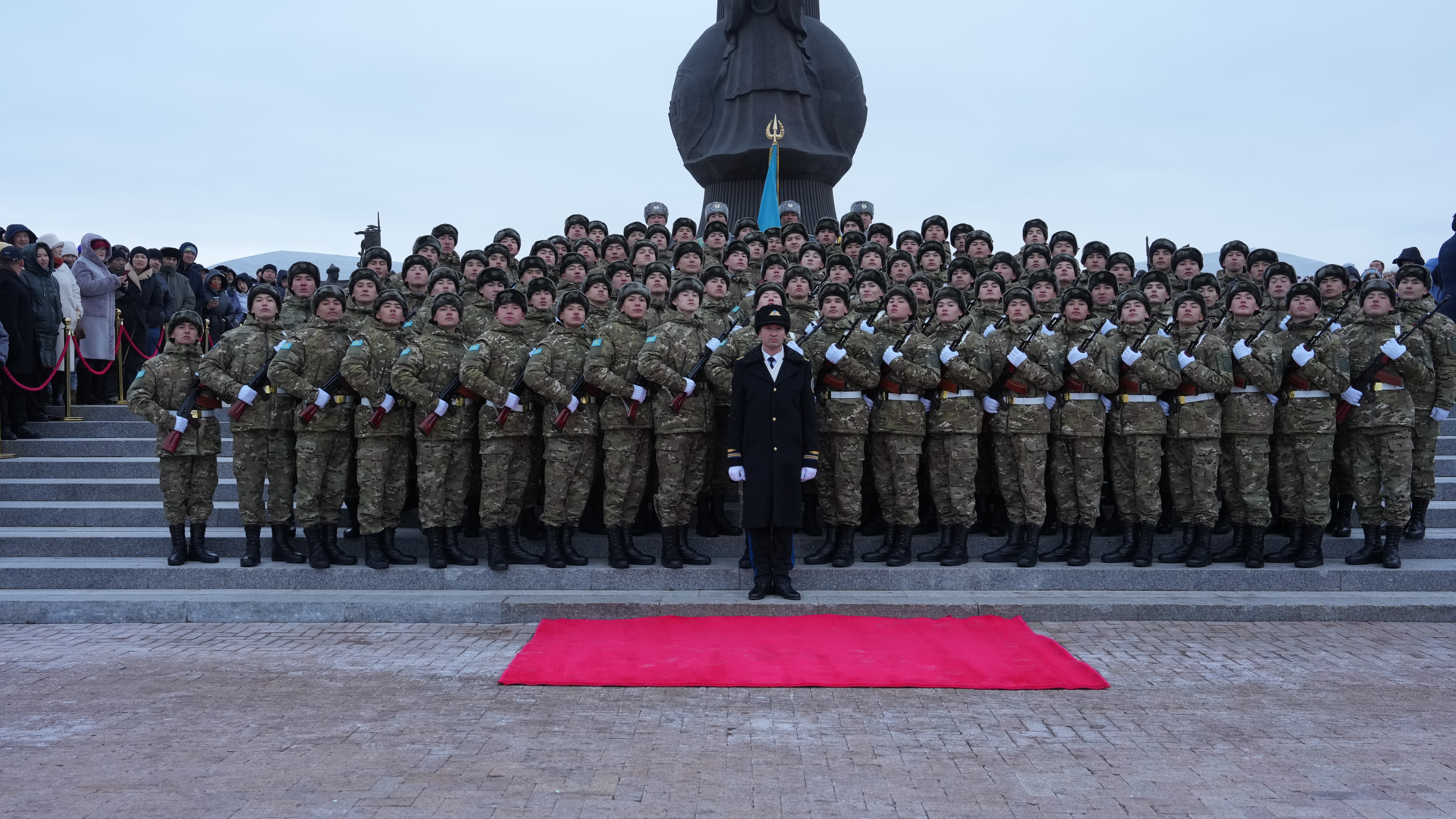 Мемлекеттік күзет қызметінің мерзімді қызмет сарбаздары Әскери ант қабылдады