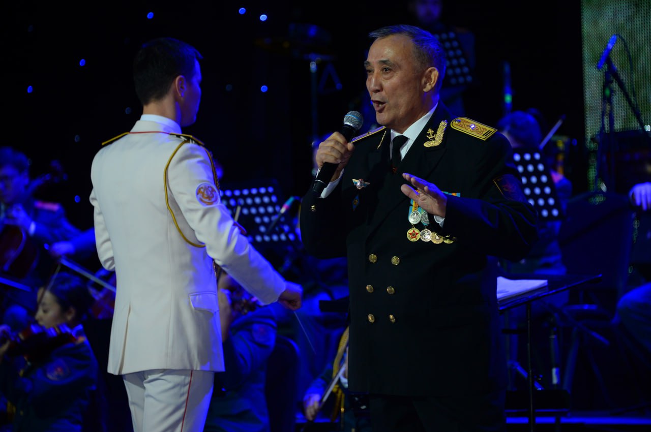 Композитор Қайрат Жүнісов көрермендерге жаңа ән сыйлады