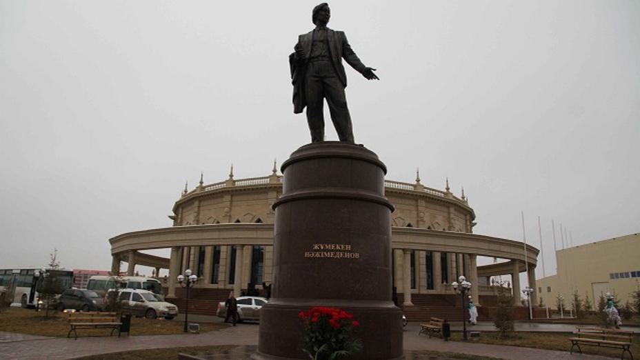 Сегодня день рождения великого казахского поэта Жумекена Нажимеденова