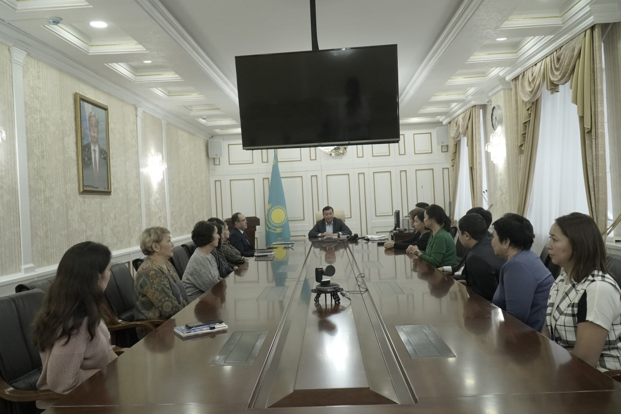 Қала әкімі аппаратының Әдеп жөніндегі уәкілінің мемлекеттік қызметшілермен кездесуі