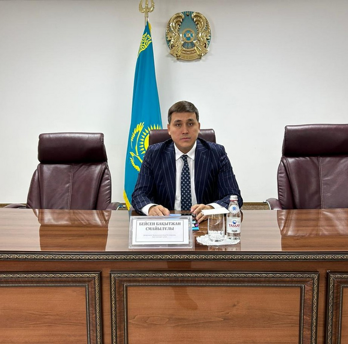 Департамент қызметкерлері және Атырау қаласының сот актілерін орындау жөніндегі аумақтық бөлімінің сот орындаушыларының қатысуымен мемлекеттік органдағы лауазымды тұлғалар мен мемлекеттік қызметшілер азаматтармен, өзге мемлекеттік және уәкілетті органдардың өкілдерімен телефон арқылы сөйлесу барысында әдеп нормаларын сақтауын, өздерінің әрекеттерімен және мінез-құлқымен олардың тарапынан сынға себепкер болмауына, іскерлік әдеп пен ресми мінез-құлық қағидаларын сақтауы бойынша жиын өткізілді.