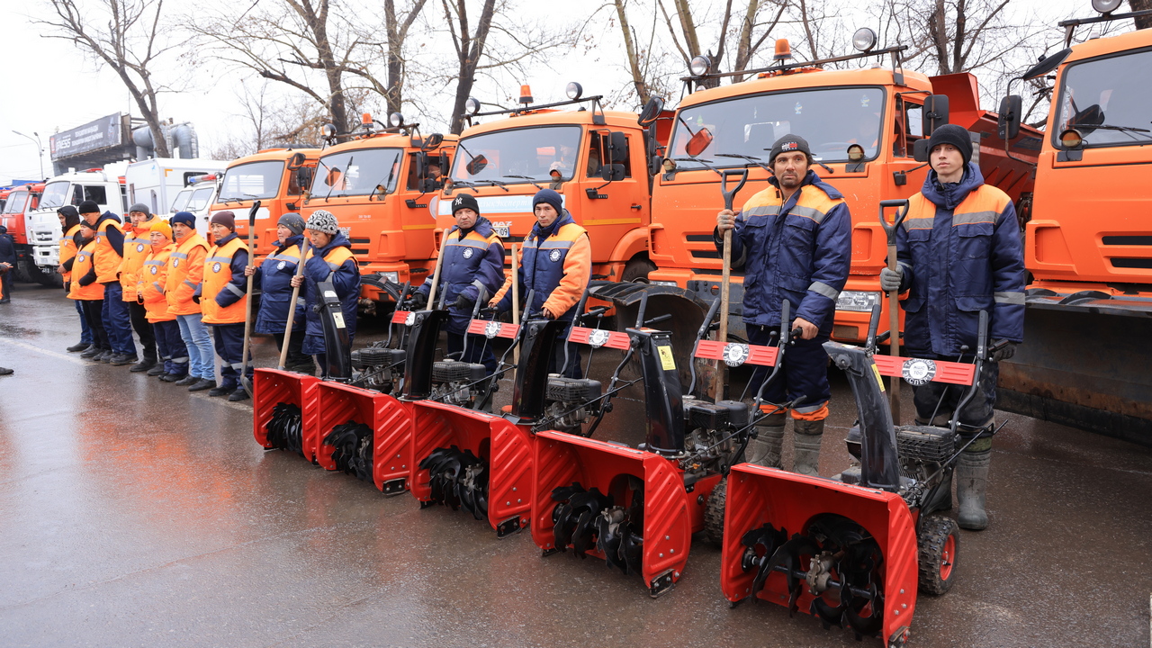 В Караганде в уборке дорог от снега задействуют более 300 единиц спецтехники