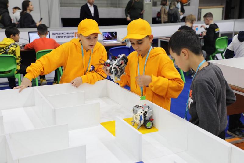 Более 300 команд из пяти стран участвуют в Международном фестивале робототехники в Караганде