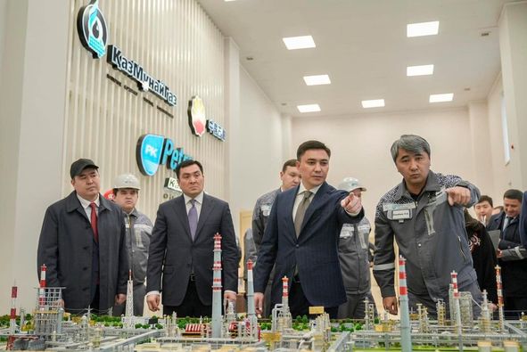 29 ноября вице-министр энергетики РК Ерлан Аккенженов и аким Шымкента Габит Сыздыкбеков посетили Шымкентский нефтеперерабатывающий завод