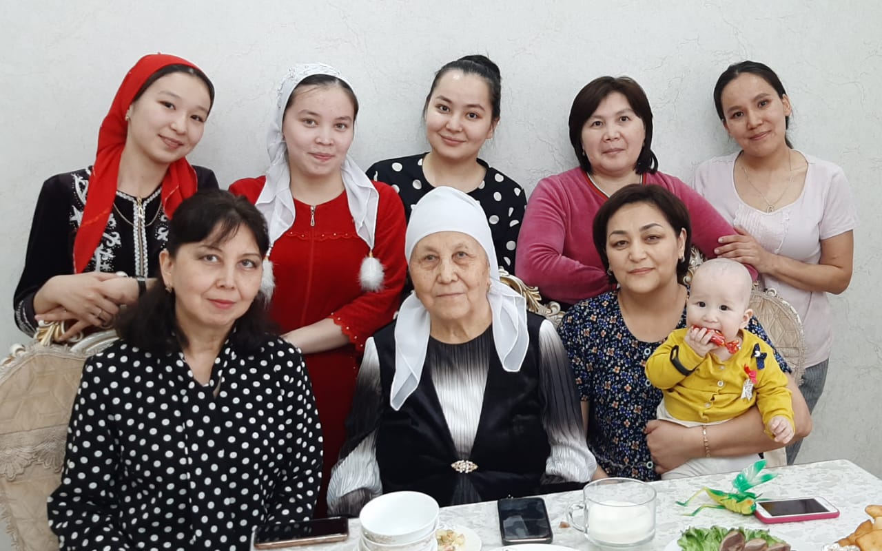 СЕГІЗ БЕСІКТІ БІР СӘТТЕ ТЕРБЕТКЕН АЛТЫН ЖҮРЕКТІ АНА