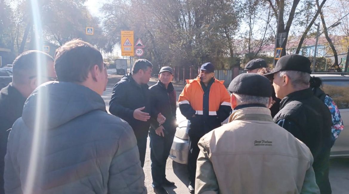 Бүгін Алматы қ. Экология және Қоршаган орта басқармасы, «SHEBERBUILD» ЖШС мердігерлік ұйымынын және аудан әкімдіктерінін Қатысуымен Әйгерім шағын ауданында арық желілерін салу бойынша жұмыстарды жүргізу барысында туындаған жергілікті тұргындардың сауалдарына жауап беріп, кездесу өткізді.
