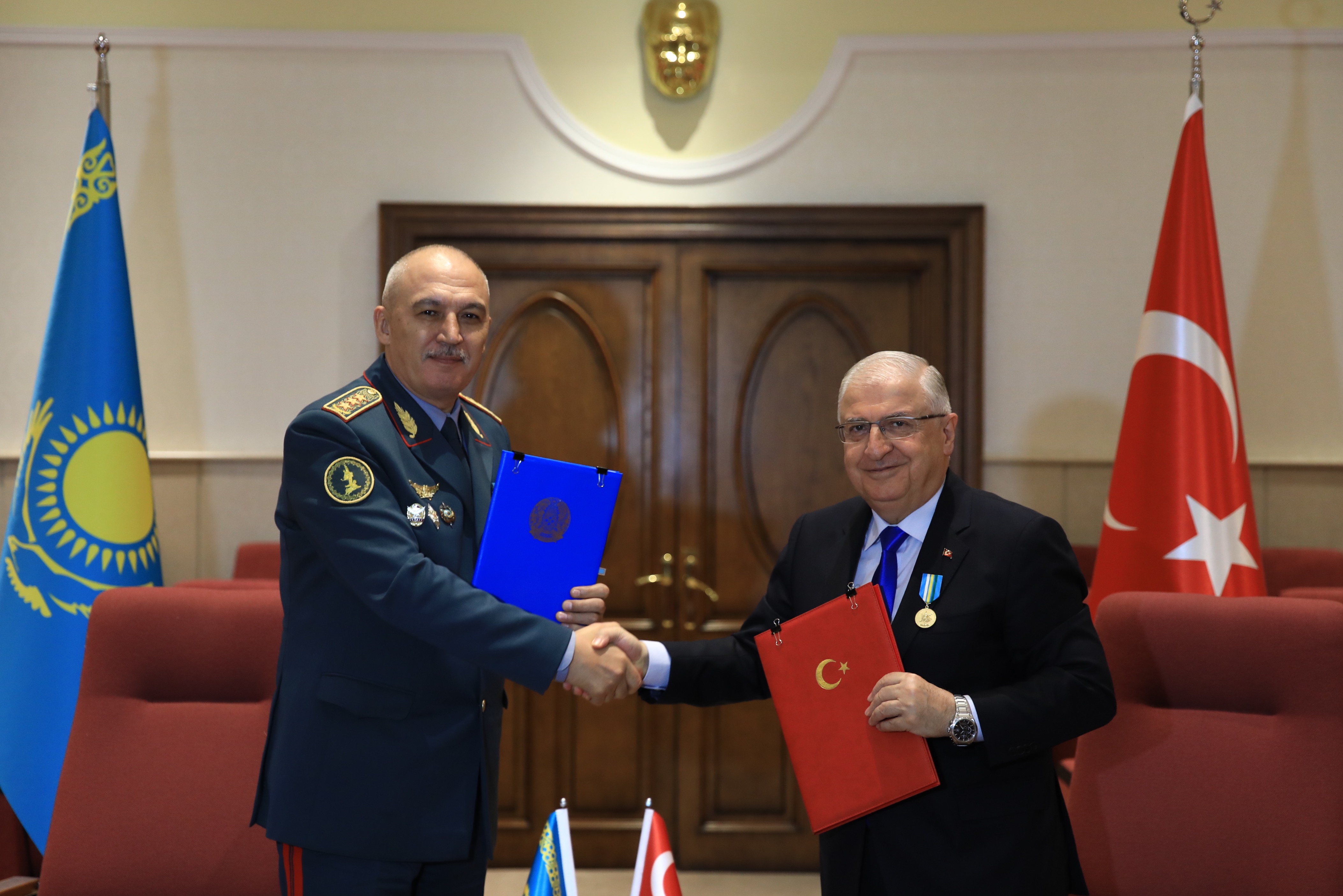 Министр обороны Казахстана находится с визитом в Турции
