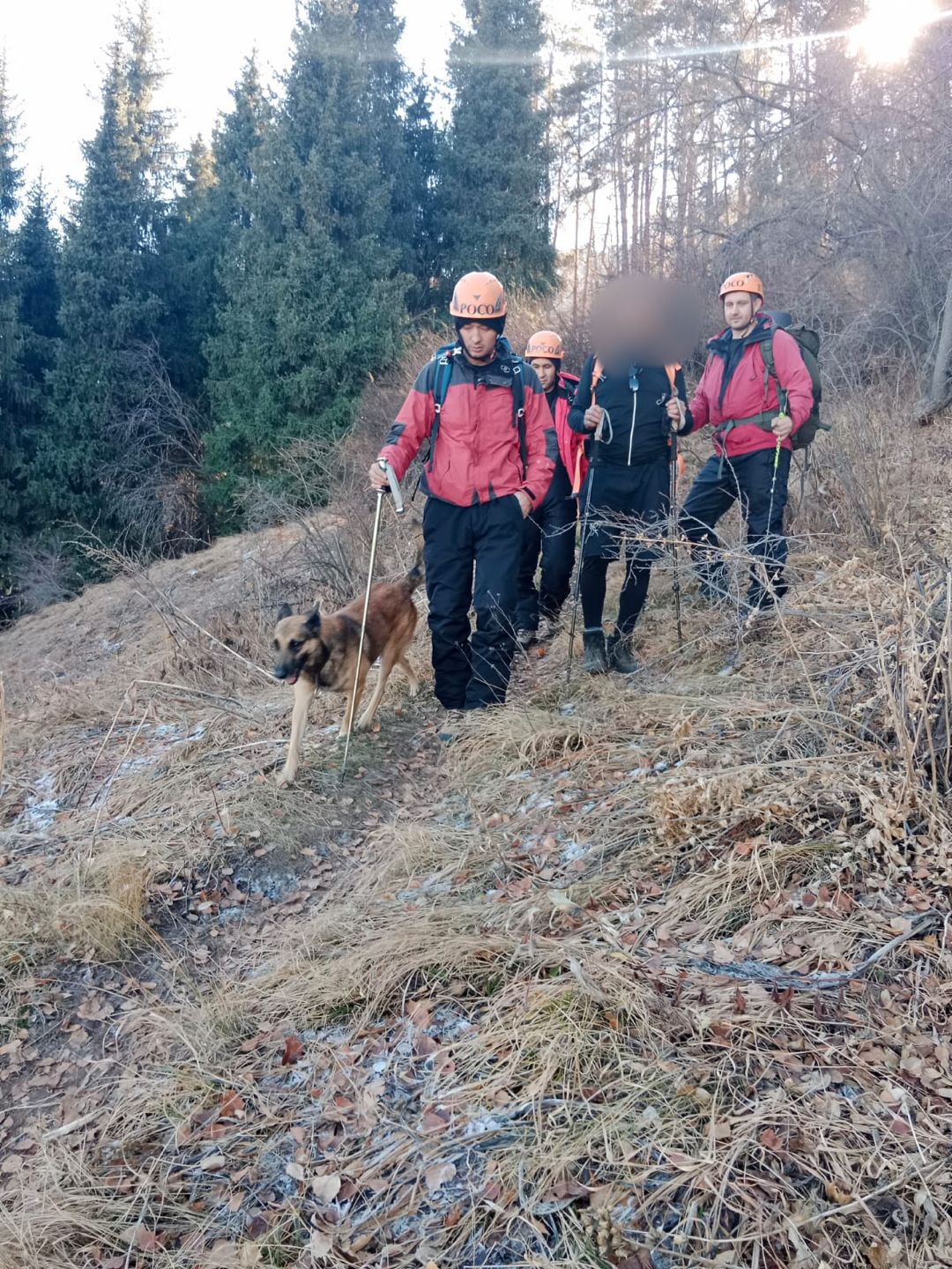 Спасатели нашли заблудившегося в горах мужчину