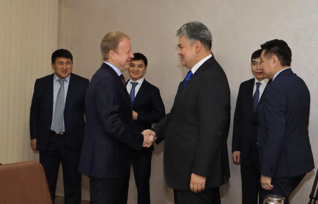 Аким Восточной-Казахстанской области Ермек Кошербаев в рамках 19-го Форума межрегионального сотрудничества Казахстана и России провел двустороннюю встречу с губернатором Алтайского края Виктором Томенко.