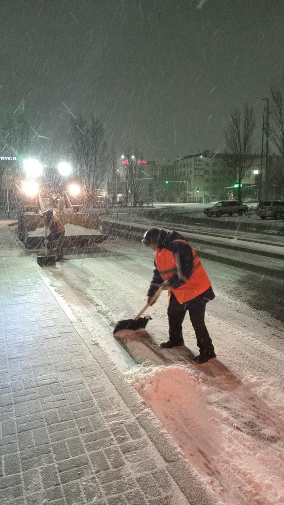 Свыше 2000 рабочих вышли на уборку снега в Астане