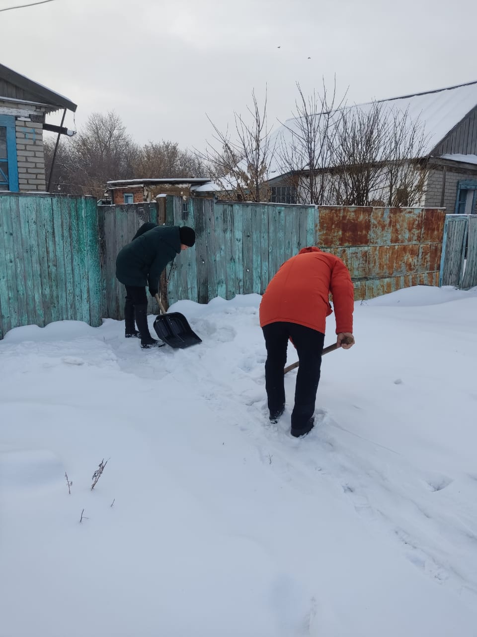 Акимат села Свердловка Алтынсаринского района помогают пожилым людям в отчистки снега и льда с наступлением зимы