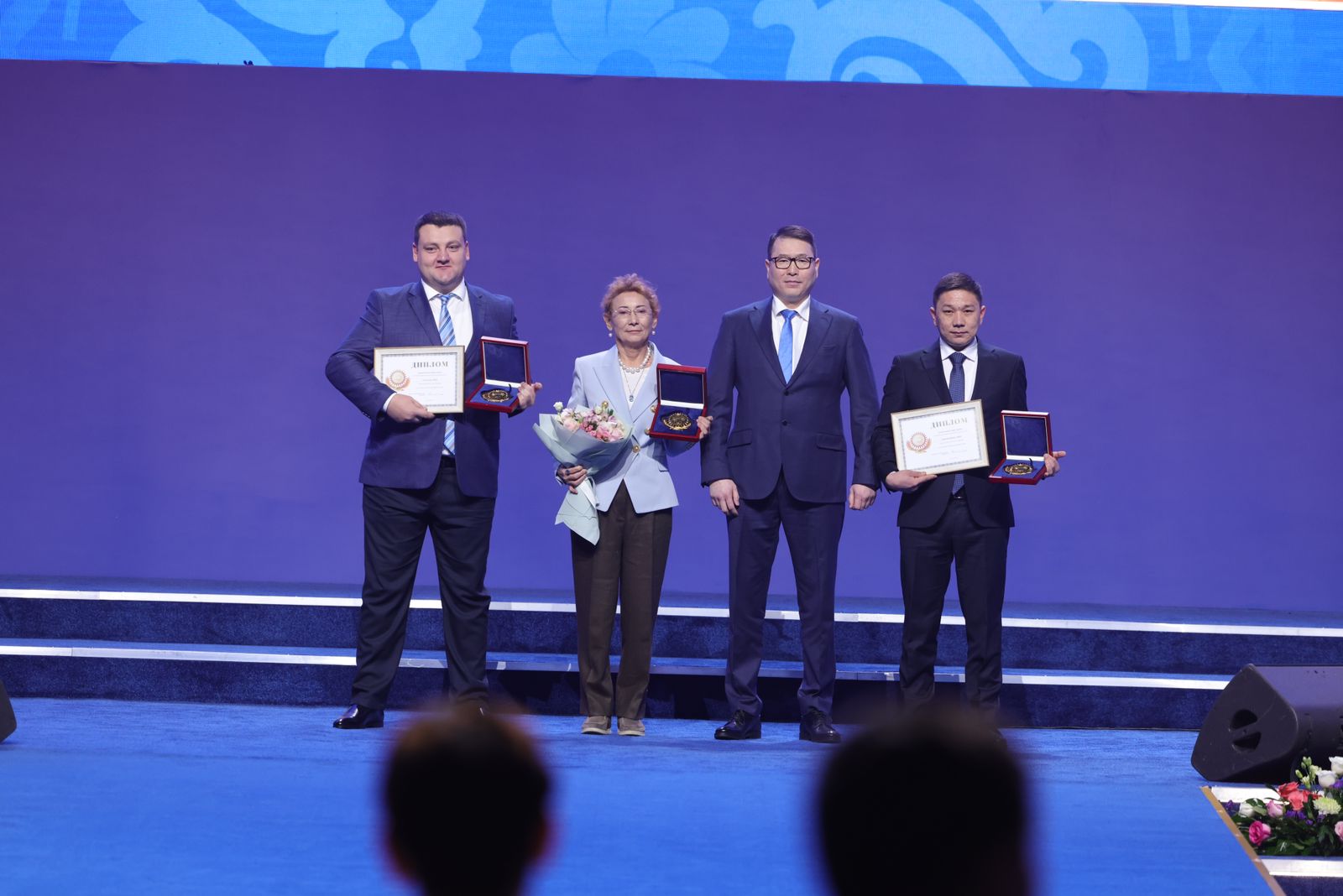 В Астане проходит церемония награждения лауреатов премии «Алтын сапа» и «Парыз» с участием Президента Касым-Жомарта Токаева