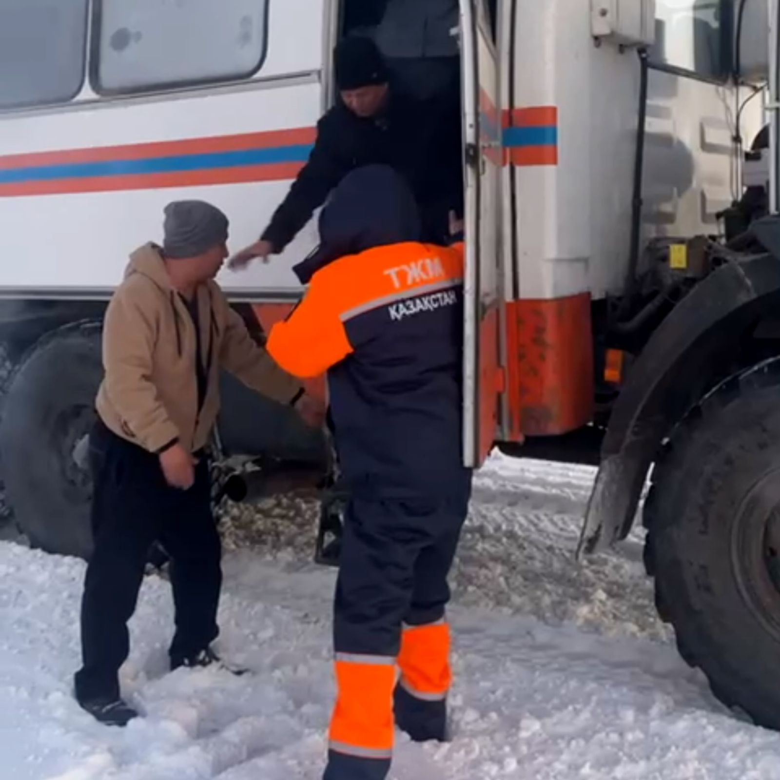 За прошедшие сутки спасателями МЧС спасено более 140 человек