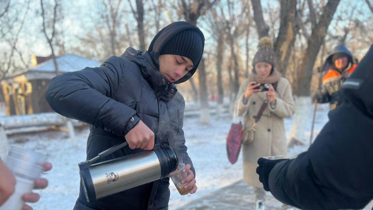 Бесплатное такси и горячий чай: акции добра в морозные дни в Караганде