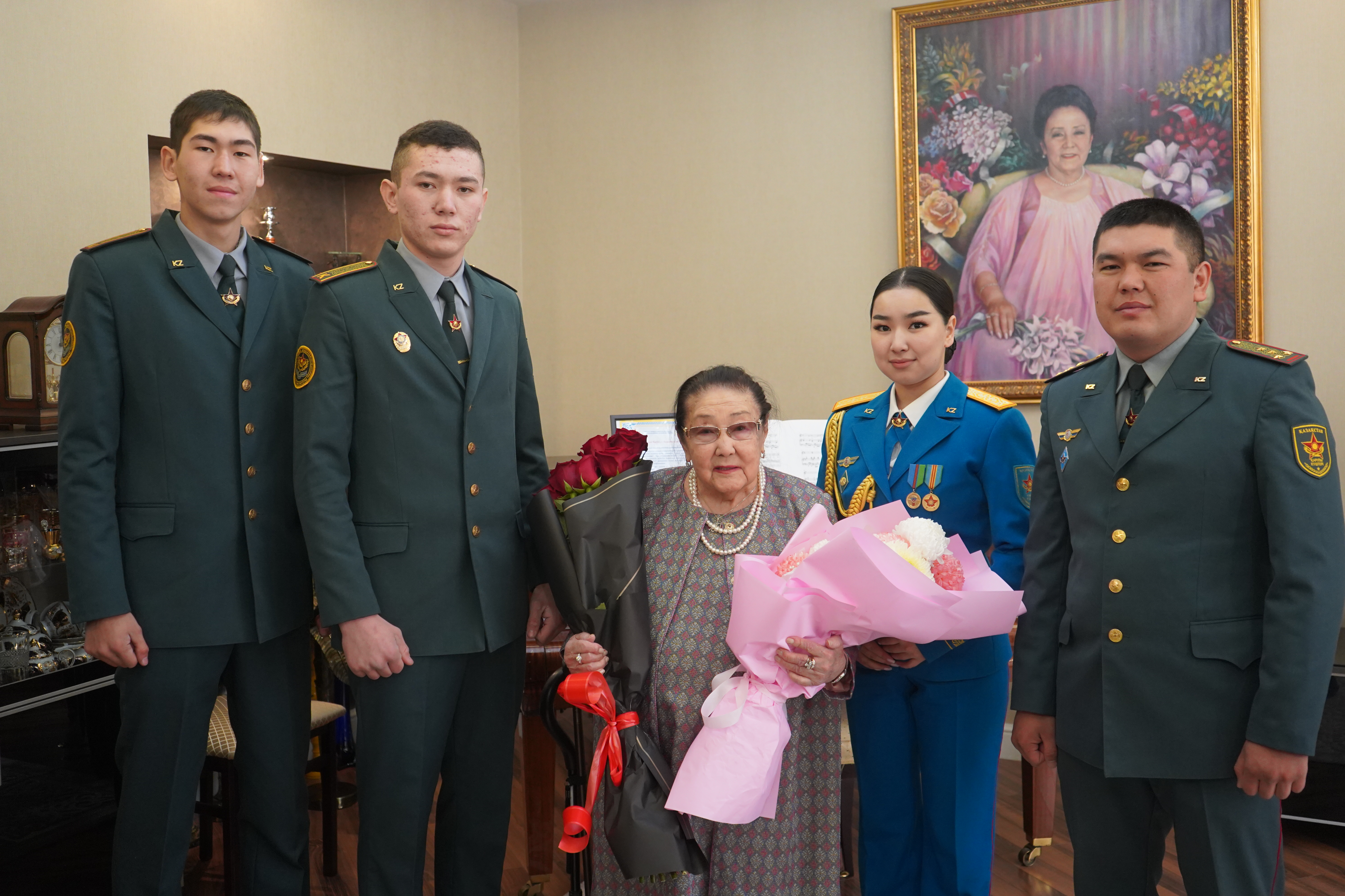 Алматы гарнизонының әскери қызметшілері күміс көмей әнші Бибігүл Төлегенованы құттықтады