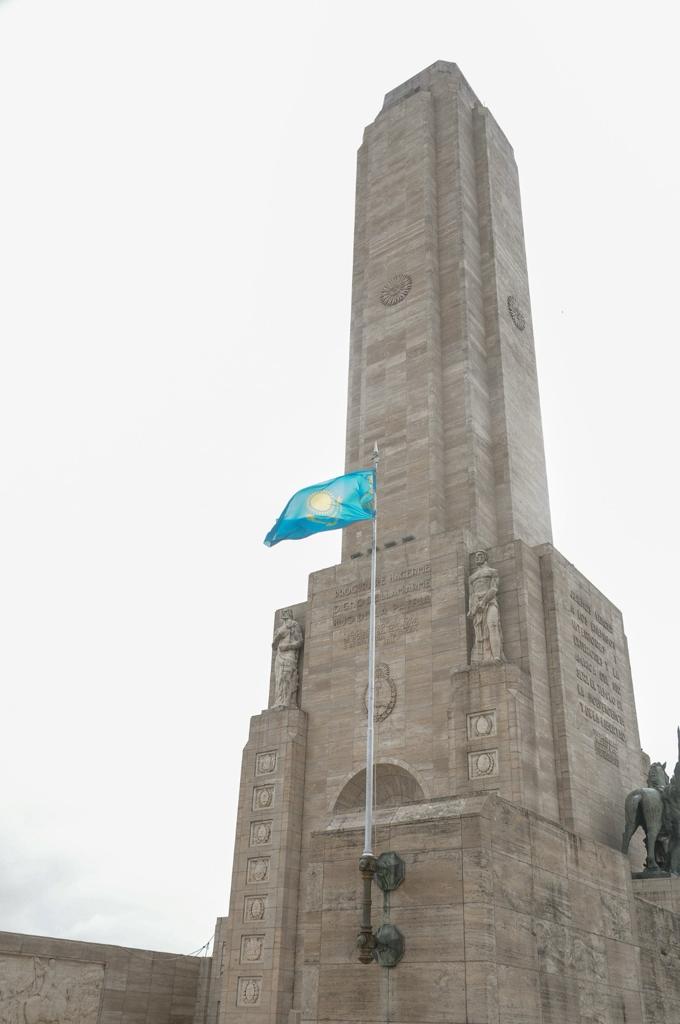 En la ciudad argentina de Rosario fue realizada la ceremonia de izamiento de la bandera de la República de Kazajstán