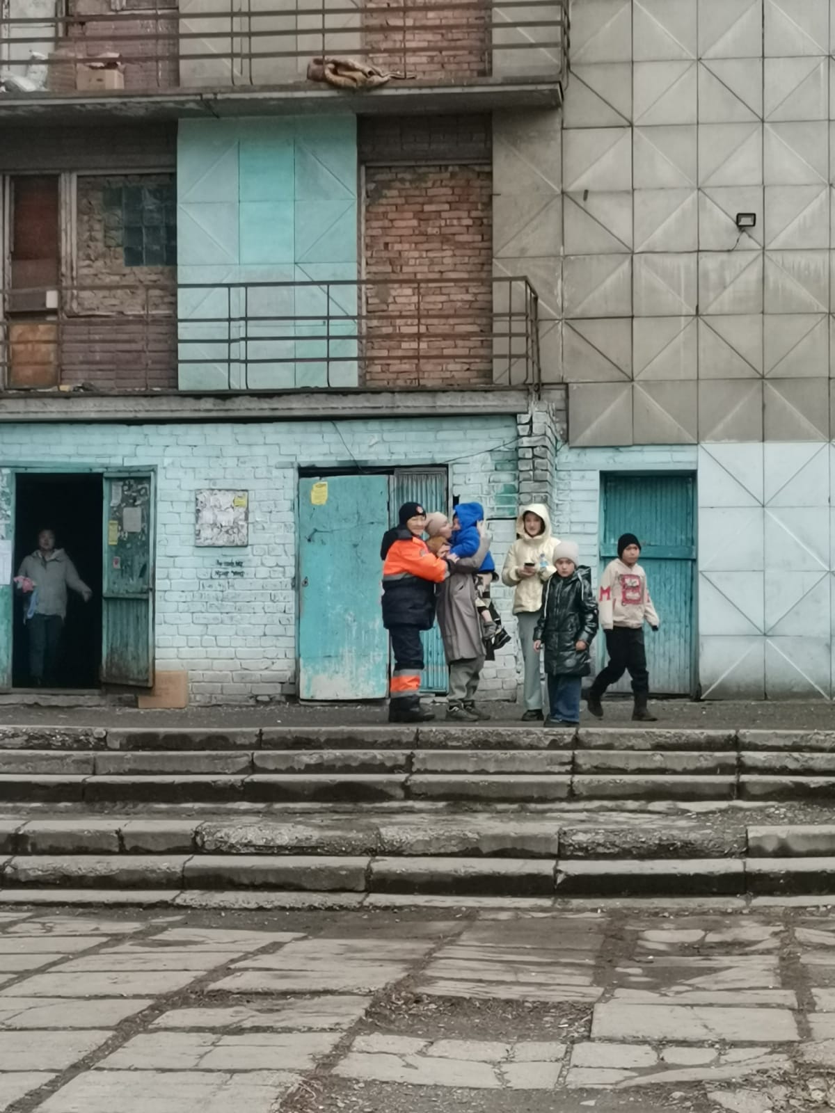 Пожарные Усть-Каменогорска  спасли при пожаре в девятиэтажке 15 жителей