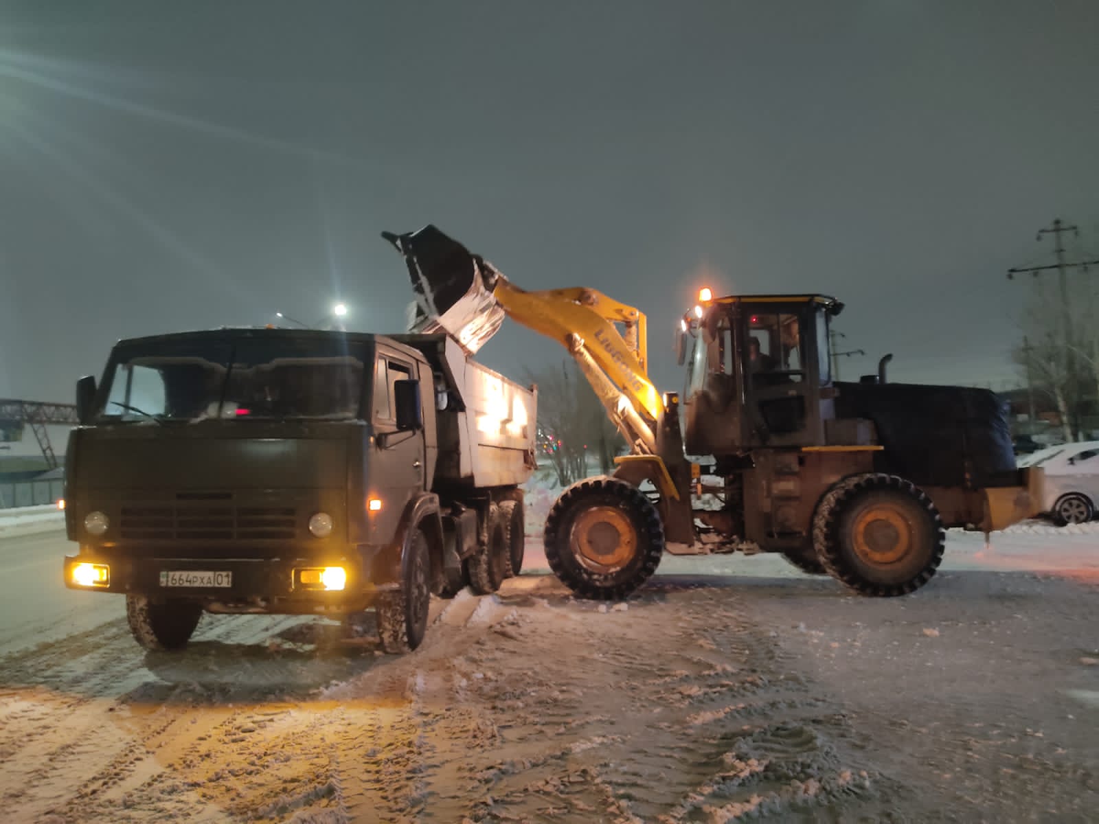 Метель и снег: коммунальные службы Астаны работают в усиленном режиме
