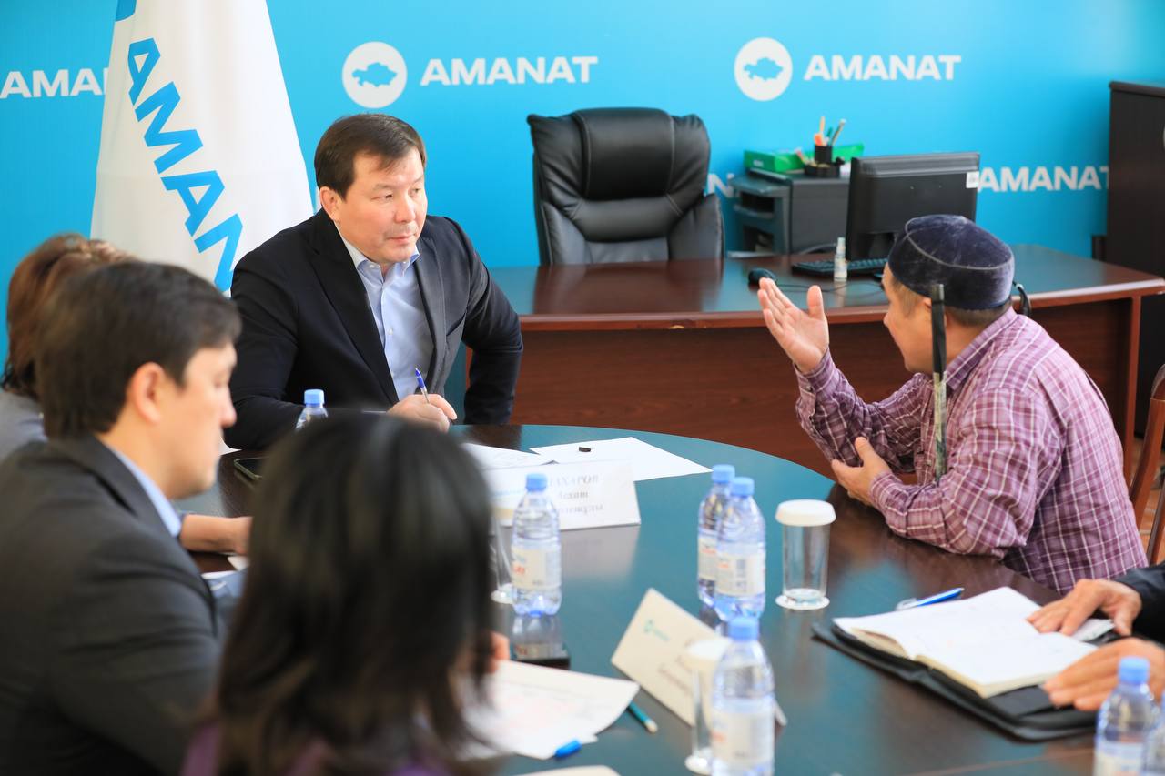 А.Шахаров «Amanat» партиясының қоғамдық қабылдау бөлмесінде азаматтарды қабылдады