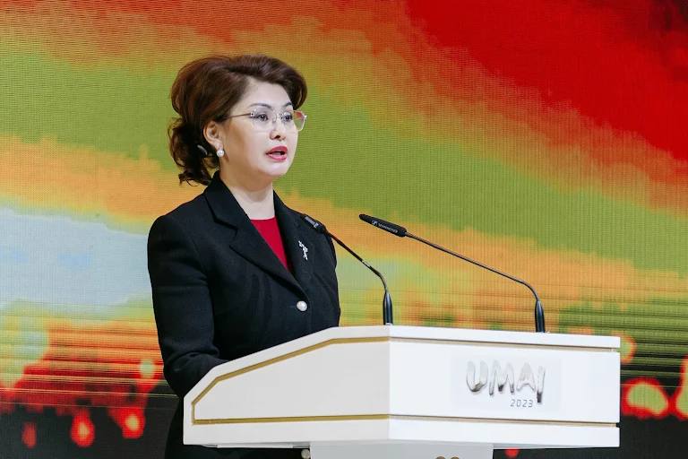 Жалаңаш орыс актриса қыздары Ерлі-зайыптылардың жігіттермен жыныстық қатынасқа түскен видеосы