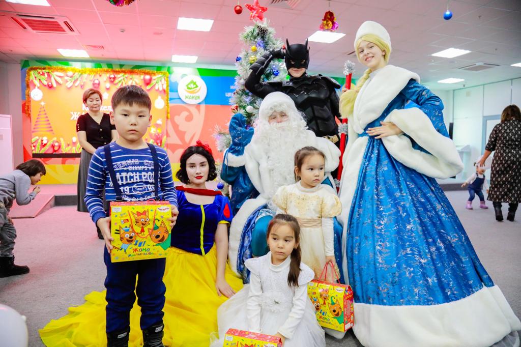 Благотворительную елку провели для детей в столичном центре «Жанұя»