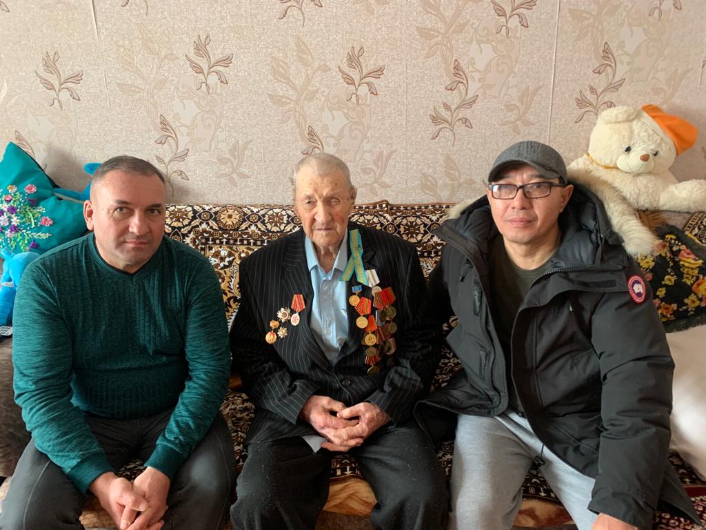 24 желтоқсанда  Жақсы аудандық мәслихатының депутаттары К. Н. Садықов пен П. В. Казьмин Ұлы Отан соғысының ардагері Анатолий Васильевич Комяковты 98 жылдығымен және келе жатқан Жаңа жылмен құттықтады