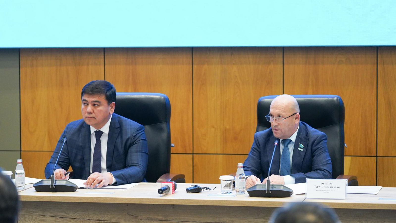 Қол астындағылармен порно көру Үлкен сиськи бар балапан қызының жас жігітін трахает